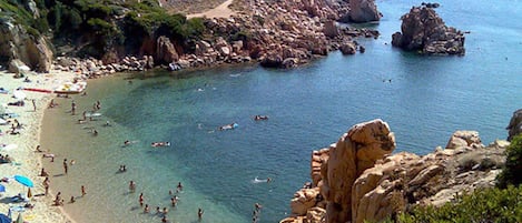 Una spiaggia nelle vicinanze