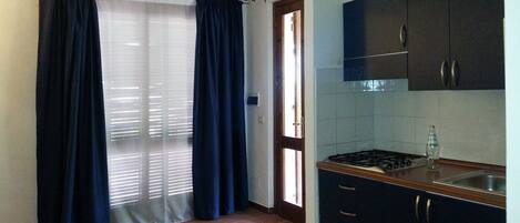 Fridge, oven, stovetop, cookware/dishes/utensils