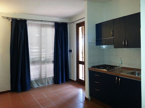 Fridge, oven, stovetop, cookware/dishes/utensils