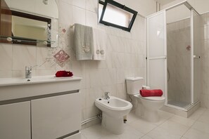 Duschwanne, Haartrockner, Bidet, Handtücher