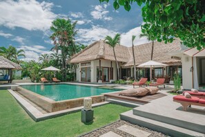 Unclassified image, 5 of 90, button