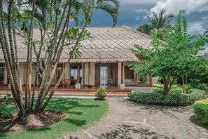 Exterior - Luxury Beach Front Villa with Infinity Pool, Staff and Breathtaking Views! (Dencarik/Lovina)