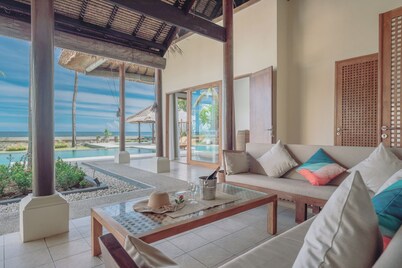 Luxury Beach Front Villa with Infinity Pool, Staff and Breathtaking Views!