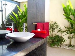 淋浴/盆浴组合、吹风机、毛巾