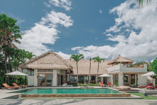Luxury Beach Front Villa with Infinity Pool, Staff and Breathtaking Views!