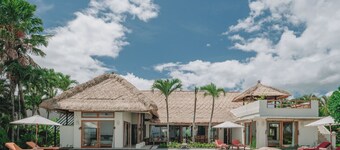 Luxury Beach Front Villa with Infinity Pool, Staff and Breathtaking Views!