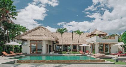 Luxury Beach Front Villa with Infinity Pool, Staff and Breathtaking Views!