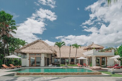 Luxury Beach Front Villa with Infinity Pool, Staff and Breathtaking Views!