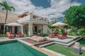 Unclassified image, 3 of 90, button