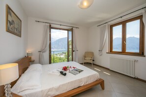 5 bedrooms, iron/ironing board, WiFi, bed sheets