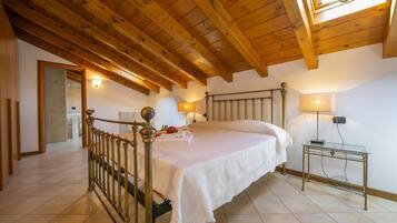 5 camere, ferro/asse da stiro, Wi-Fi (a pagamento), lenzuola