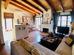 Smart TV, fireplace