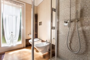 Dutxa, assecador de cabells, bidet i tovalloles 