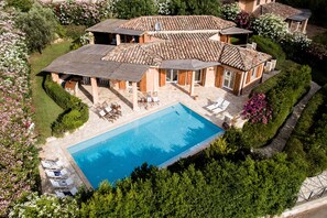Piscine extérieure, piscine à débordement