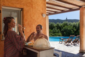 Outdoor dining - New Modern Luxury Villa, Private Infinity Pool, Garden and great views. Fully AC (Domus de Maria - Chia)