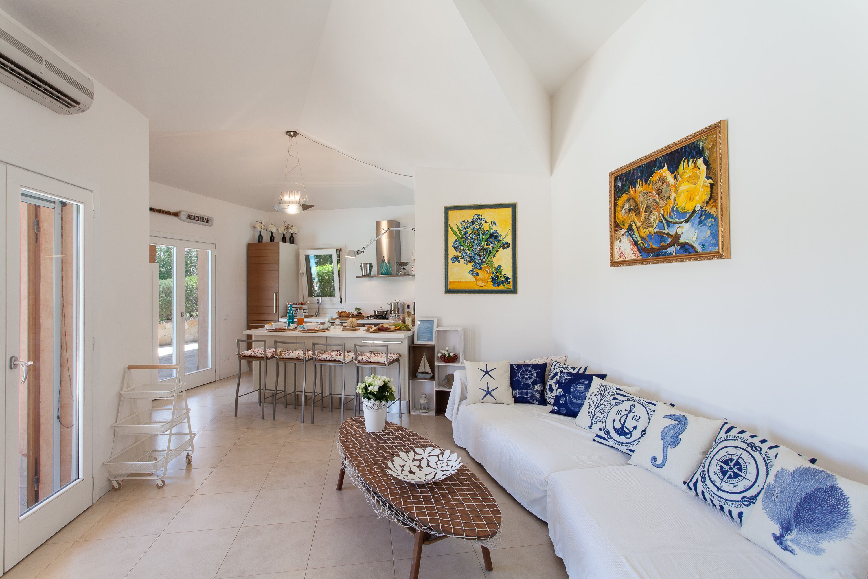 智能電視、DVD 播放機、書籍、音響