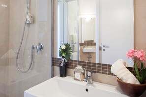 Bruser, hårtørrer, bidet, håndklæder