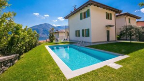 A two-story house with a swimming pool, green shutters, and a mountain view. - Villa Inti, Tremezzina (Tremezzo), Italy (Tremezzina (Tremezzo))
