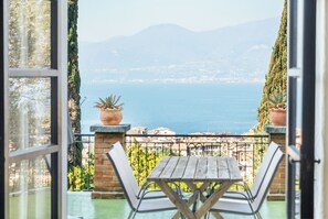 Outdoor dining - Villa Maria lake view, terrace, parking, garage, 7minutes walk to the village. (Verona)
