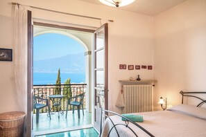 2 bedrooms, WiFi, bed sheets - Villa Maria lake view, terrace, parking, garage, 7minutes walk to the village. (Verona)