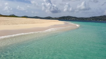 Beach nearby, sun-loungers, beach towels
