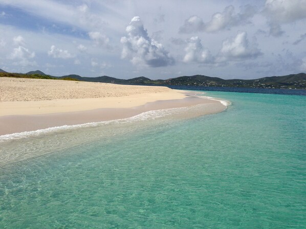 Beach nearby, sun loungers, beach towels