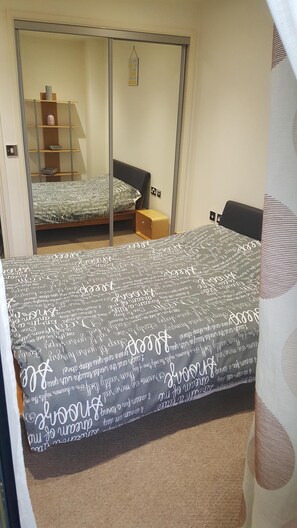 1 dormitorio, tabla de planchar con plancha, wifi y ropa de cama