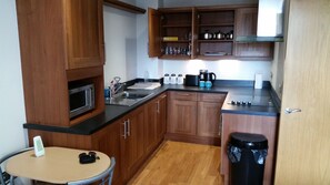 Kjøleskap, mikrobølgeovn, kokeplater og oppvaskmaskin