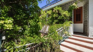 A staircase leading to a building with a white exterior and a balcony with a wrought iron railing. - Domus Sicily - Il nido di suerte sea view (Palermo)