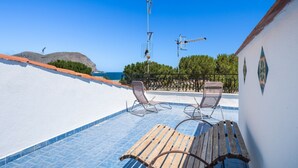 A rooftop terrace with two lounge chairs, a wooden bench, and a view of the sea and mountains. - Domus Sicily - Il nido di suerte sea view (Palermo)