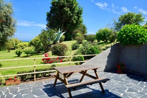 Outdoor dining - Perfectly located summer cottage, just a stone's throw from 5 pristine beaches! (Ortigueira)