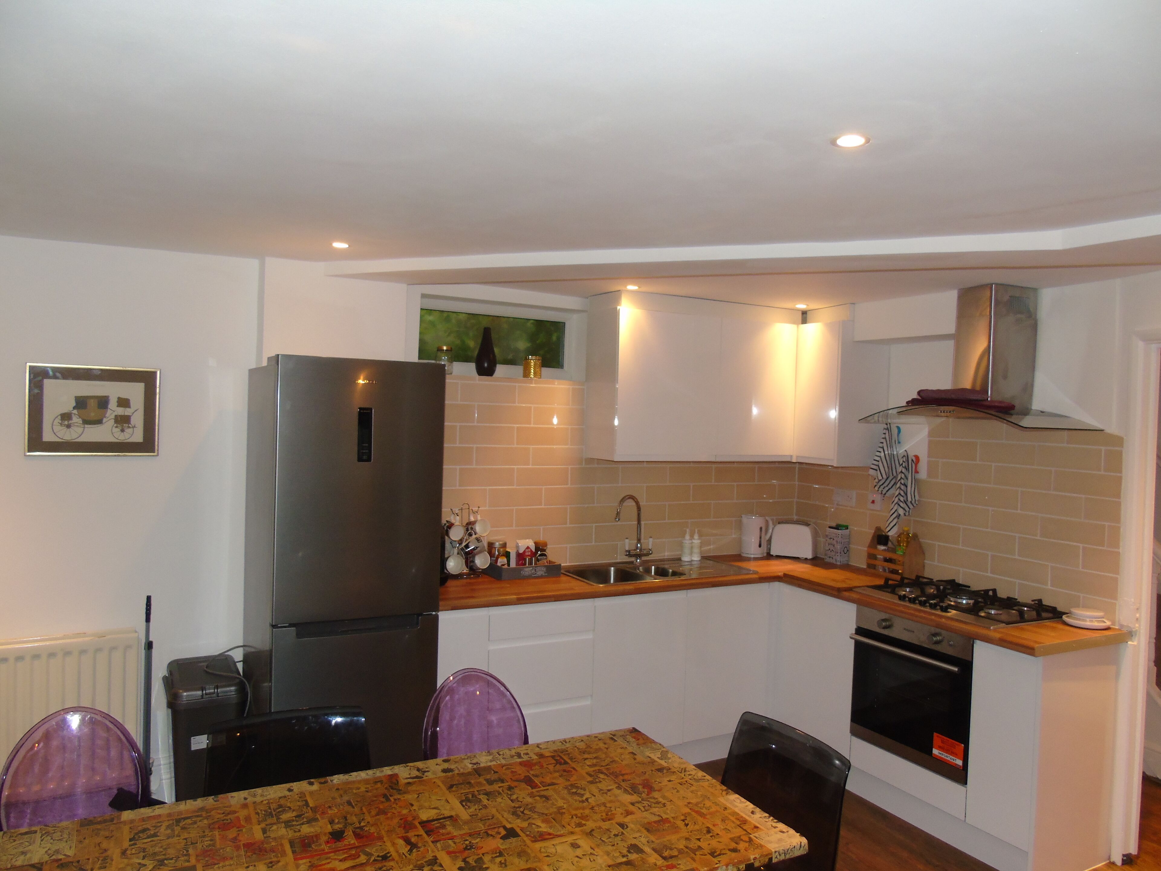 Frigorífic, forn, placa de cuina i cafetera i tetera 