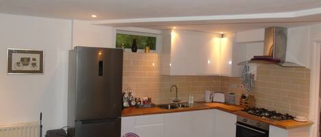 Fridge, oven, stovetop, coffee/tea maker