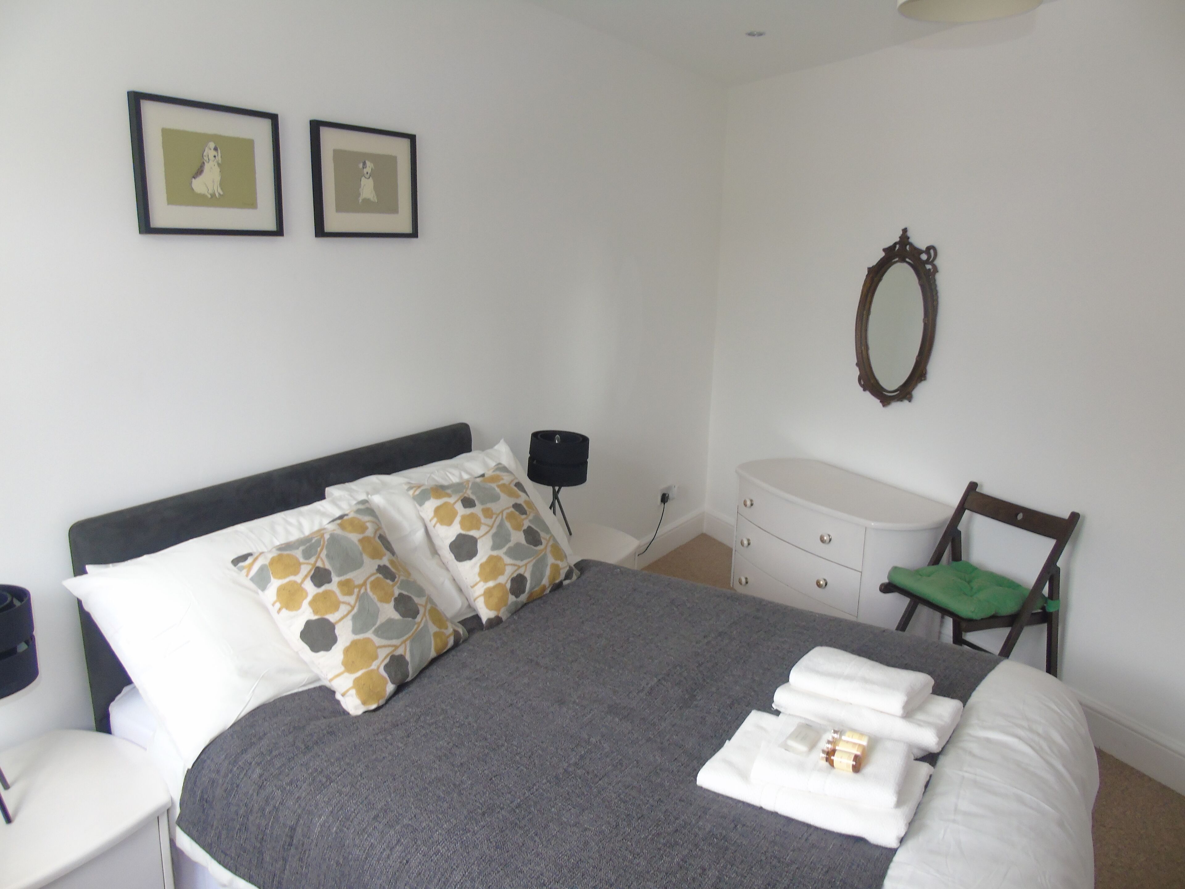 5 dormitoris, planxa i posts de planxar, Internet i roba de llit 