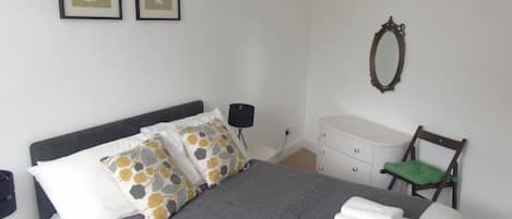 5 habitaciones, tabla de planchar con plancha, internet y ropa de cama