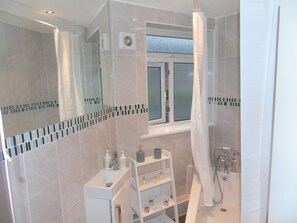 Kombinert dusj/badekar, hårføner og håndklær