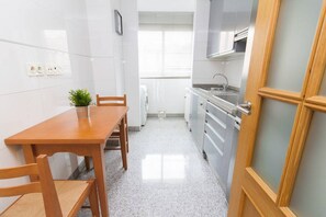 Refrigerador, microondas, placa de cocina, lavavajillas