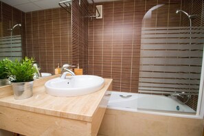 Combined shower/bathtub, hair dryer, bidet, towels