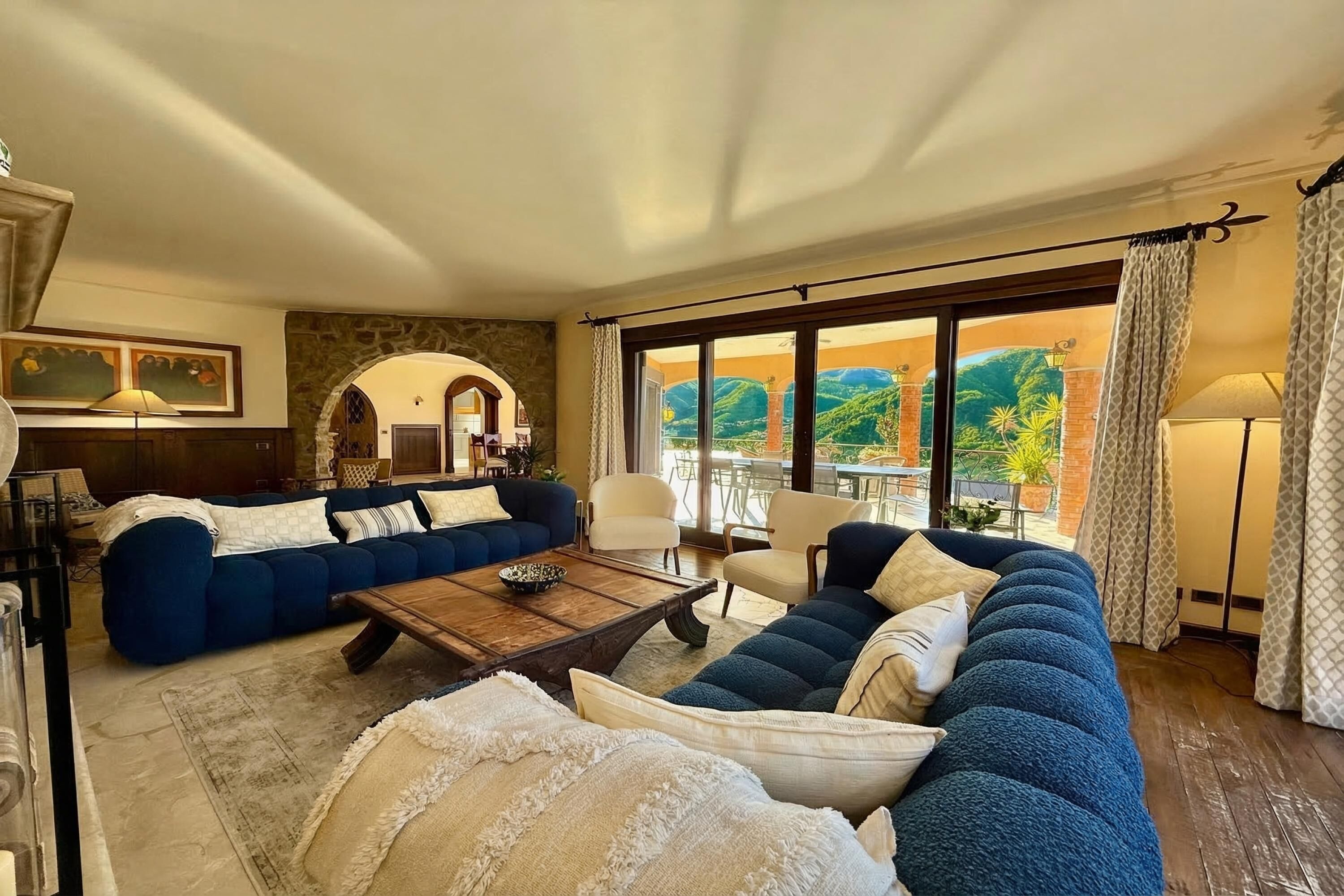 Télévision, cheminée, chaîne hi-fi