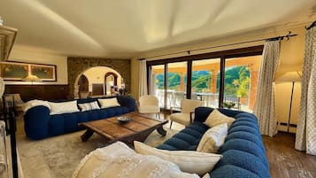 Fernseher, Kamin, Stereoanlage