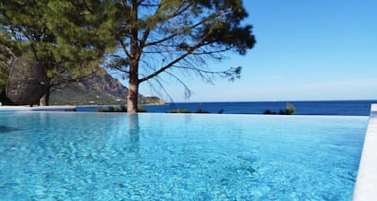 Exceptional 240-m² villa for 9 people direct access to the beach, swimming pool