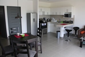 Jääkaappi, mikroaaltouuni, uuni, kahvin-/teenkeitin