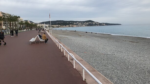 A coastal promenade with a pebble beach, benches, and a railing. - Single-storey house, rated 4*, air-conditioned, private pool. 10 minutes from the sea. (La Colle-Sur-Loup)