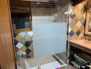 Chuveiro, secador de cabelo, bidê, toalhas de banho