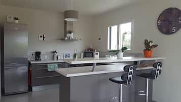 JÀÀkaappi, mikroaaltouuni, uuni, liesi