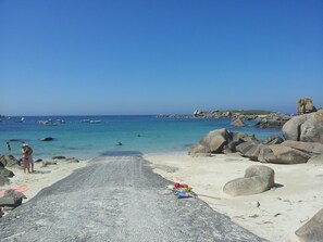 Playa en los alrededores y camastros 