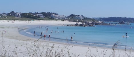 Nära stranden och solstolar