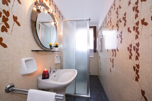 Bathtub, hair dryer, bidet, towels