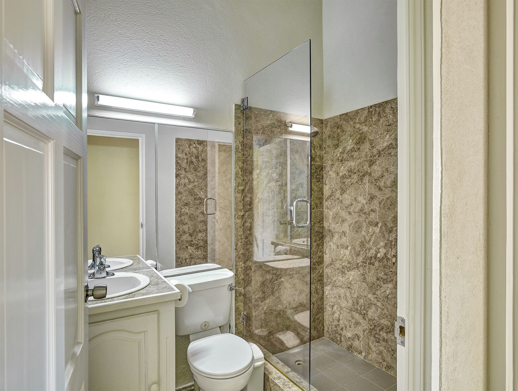 Un bagno con il water, un lavabo e una doccia.