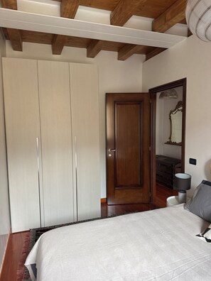 2 bedrooms, iron/ironing board, free WiFi, bed sheets - La Barchessa Suite of Villa Volpi with park (Venezia)